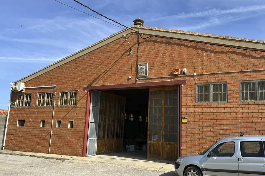 Fabricación de peldaños de madera en el taller de WorldStairs. Fachada exterior del Taller en Monreal del Campo