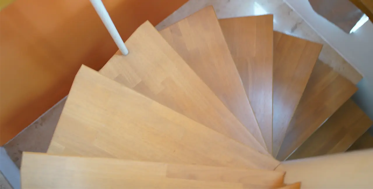 Escaleras de caracol de madera detalle de peldaños vista aérea