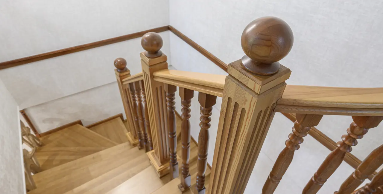 Escaleras de madera interiores. Detalle de escalera interior de madera.
