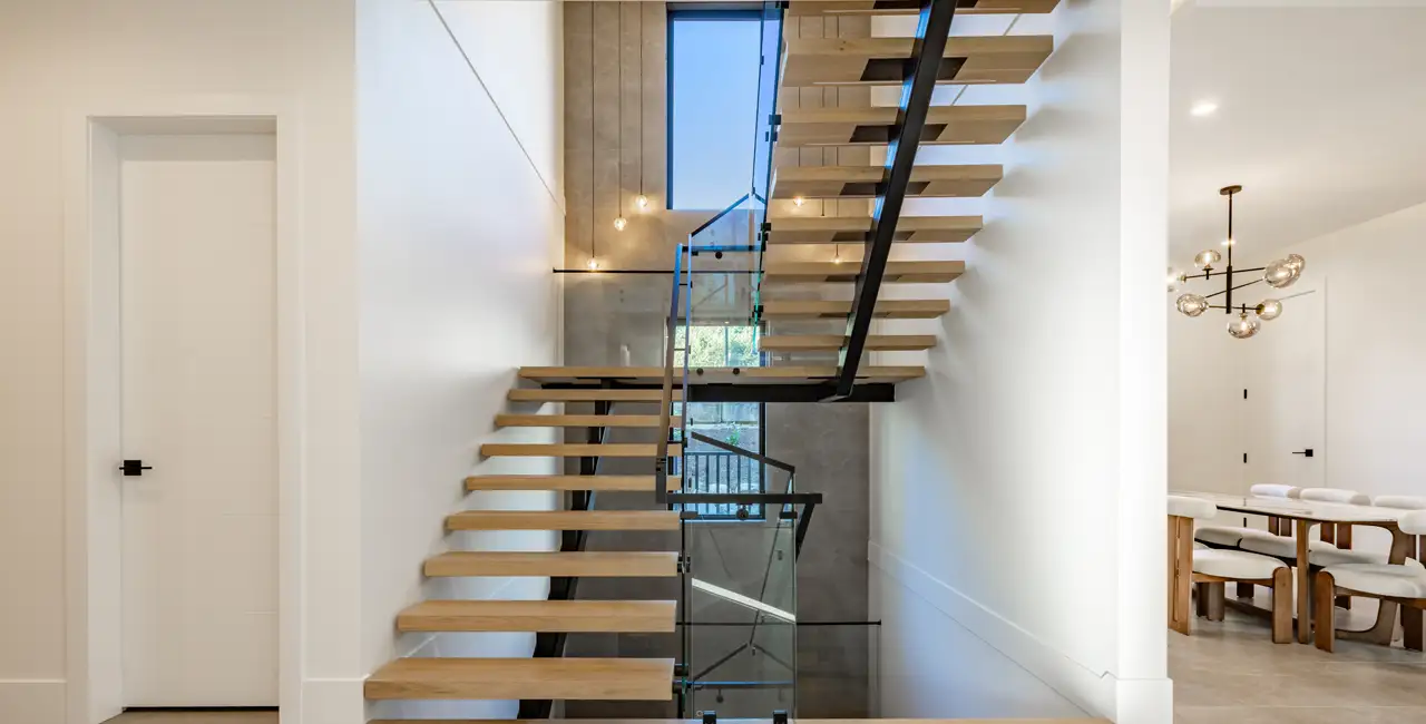 Escalera de madera moderna de tramos rectos con diseño contemporáneo y líneas limpias