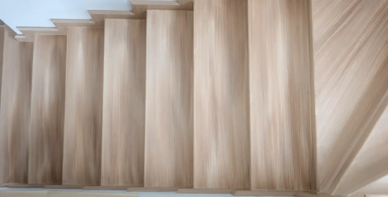 Peldaños para escaleras. Detalle de peldaños de madera en escalera