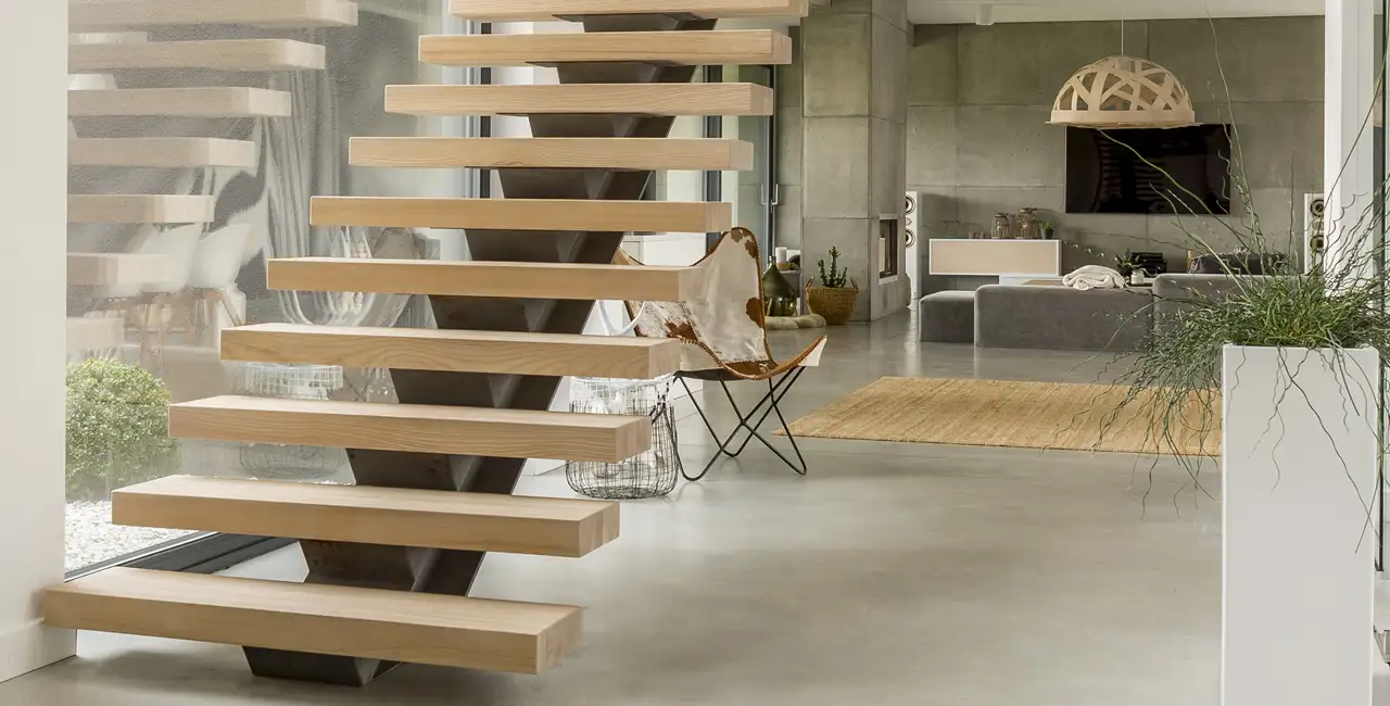 Escaleras flotantes de madera, primer plano de escalera dentro de salón en una vivienda