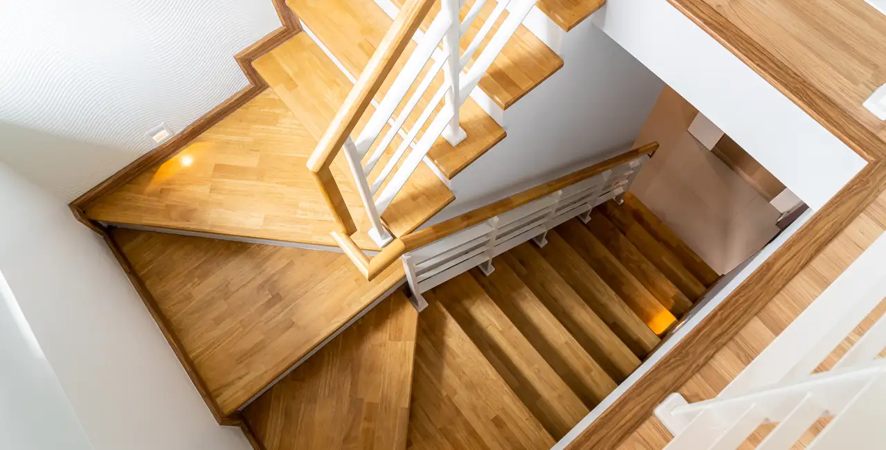 Tipos de escaleras de madera. Escalera interior de madera en U.