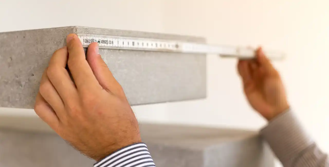 Medidas de peldaños de escaleras. Detalle de técnico midiendo un peldaño.