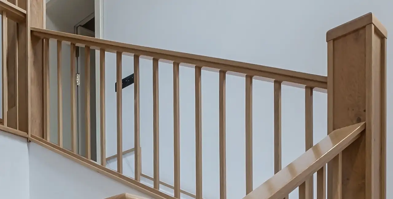 Barandilla de listones verticales de madera en escalera moderna de diseño contemporáneo